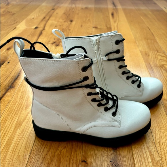 Brand New Boots Size 9 - Picture 1 of 4